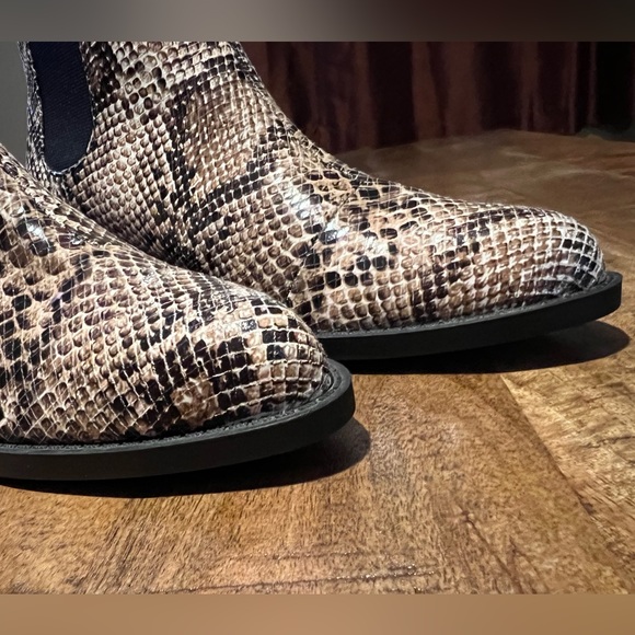 NWOT Monki Women’s faux snakeskin ankle boots 7.5 - Picture 14 of 16